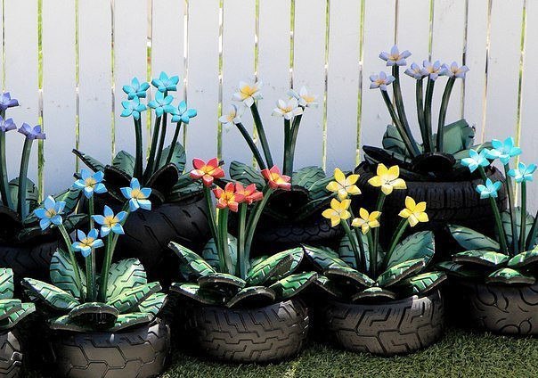 Flowers and flower beds of tires