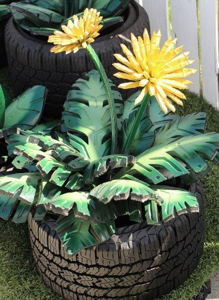 Flowers and flower beds of tires