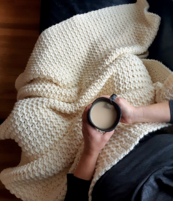 Create a Cozy Chunky Blanket with This Free Crochet Pattern Tutorial Create a Cozy Chunky Blanket with This Free Crochet Pattern Tutorial