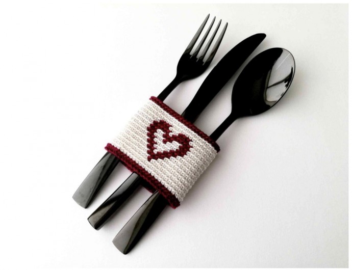 Create a Beautiful Valentine's Day Cutlery Holder with Crochet - Perfect for Year-Round Use Create a Beautiful Valentine's Day Cutlery Holder with Crochet - Perfect for Year-Round Use