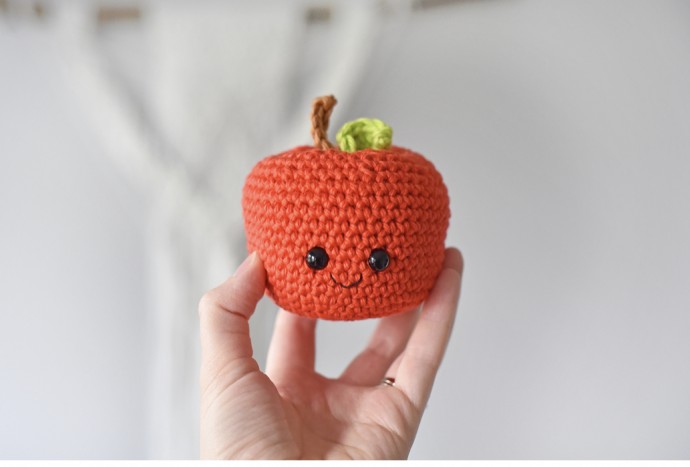 Create Your Own Amigurumi Apple: A Fun Crochet Project to Brighten Your Home