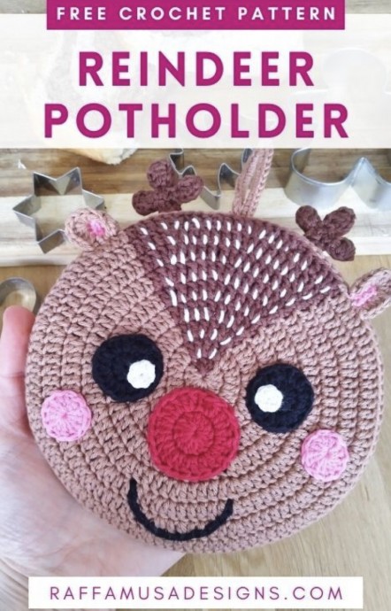 Create a Festive Reindeer Potholder - A Fun DIY Gift for Everyone Create a Festive Reindeer Potholder - A Fun DIY Gift for Everyone