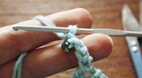 Complete Guide to Crocheting a Beautiful Child's Bonnet with Yarn Complete Guide to Crocheting a Beautiful Child's Bonnet with Yarn