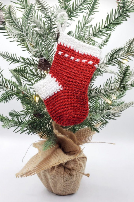 Step-by-Step Guide to Crochet Holiday Stocking Using Vanna's Glamour Yarn