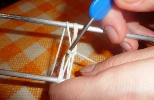 One Stitch Pattern on "U" Piece of Wire One Stitch Pattern on "U" Piece of Wire