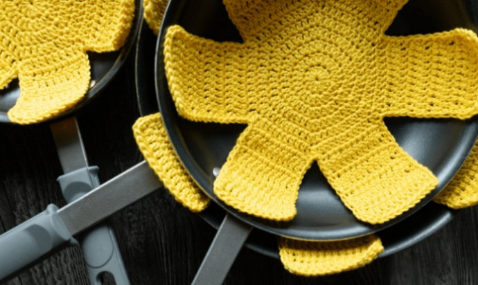 Helping our users. ​Crochet Pan Protector.