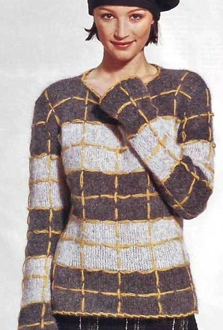 ​Knit Pullover with Yellow Embroidery