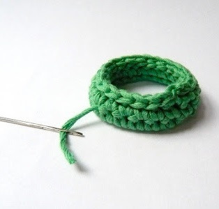 Create a Beautiful Crochet Necklace with Saffron Cotton Yarn: Step-by-Step Instructions