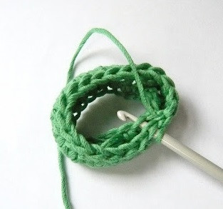 Create a Beautiful Crochet Necklace with Saffron Cotton Yarn: Step-by-Step Instructions Create a Beautiful Crochet Necklace with Saffron Cotton Yarn: Step-by-Step Instructions