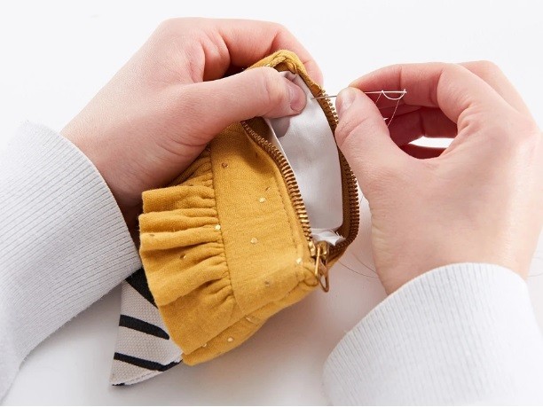 Complete Guide to Creating a Cosmetic Bag with Zipper and Ruffles Complete Guide to Creating a Cosmetic Bag with Zipper and Ruffles