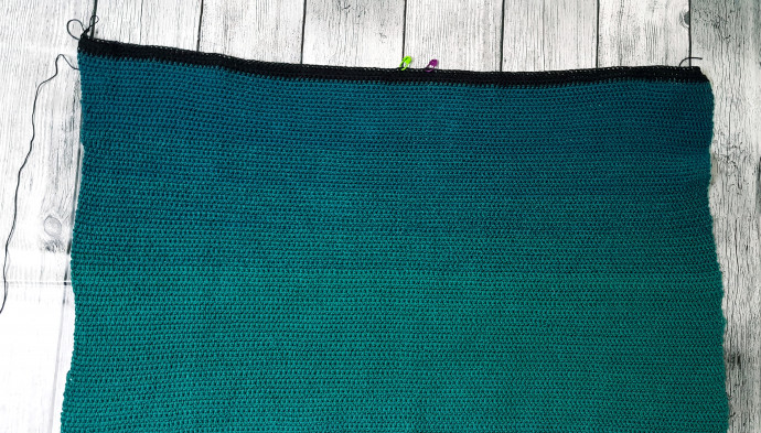 Complete Guide to Crocheting Stylish Pants with Cotton Kings Twirls in Jade and Black