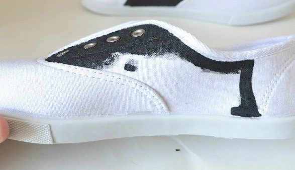 How to Decorate Ordinary Sneakers