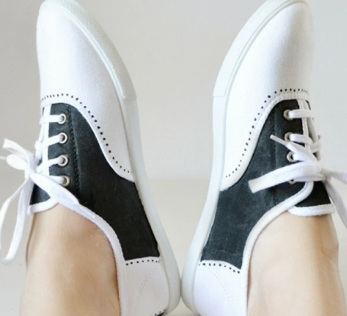 How to Decorate Ordinary Sneakers