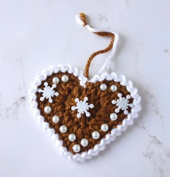 Create Adorable Crochet Gingerbread Hearts with White Edging for Your Christmas Decor