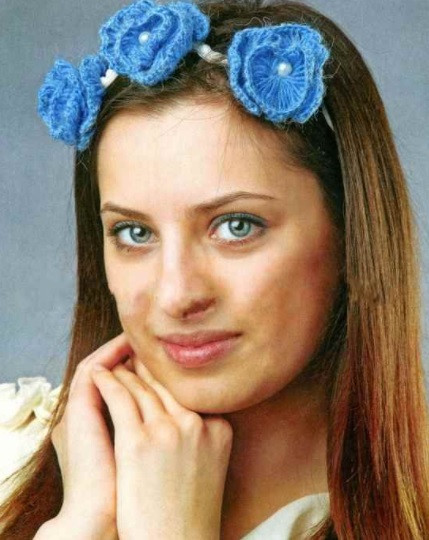 How to Create a Beautiful Crochet Rose Using Light-Blue Twist Yarn How to Create a Beautiful Crochet Rose Using Light-Blue Twist Yarn