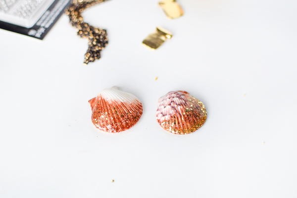 ​Necklace with Sparkling Shell