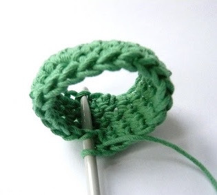 Create a Beautiful Crochet Necklace with Saffron Cotton Yarn: Step-by-Step Instructions