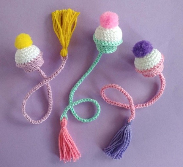 ​Helping our users. Crochet Cup Cake Bookmark.