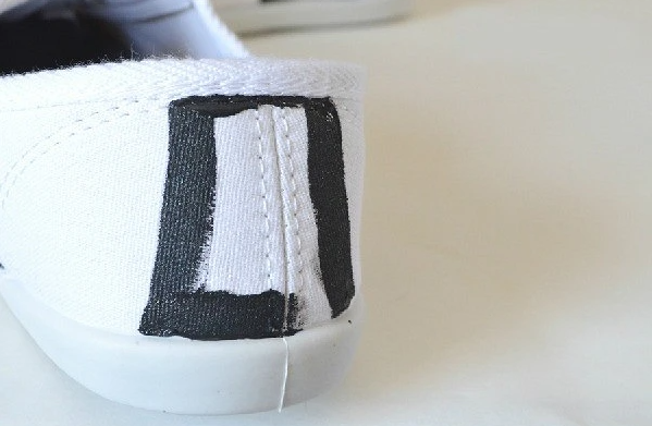 How to Decorate Ordinary Sneakers