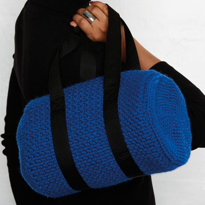 Comprehensive Guide to Crocheting a Stylish Blue Accessory with Silk Ribbon and Zipper Comprehensive Guide to Crocheting a Stylish Blue Accessory with Silk Ribbon and Zipper