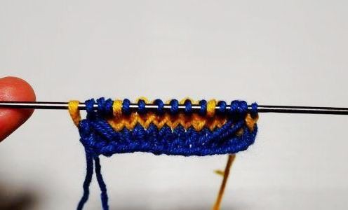 ​Two-Colored Fir-Trees Knit Stitch