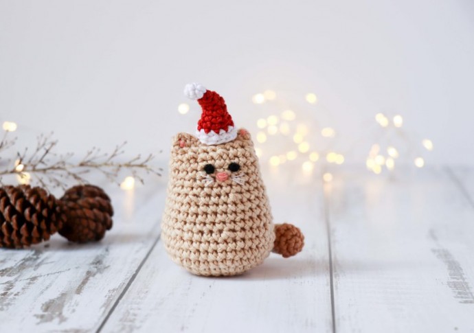 Helping our users. ​Cute Christmas Kitten.