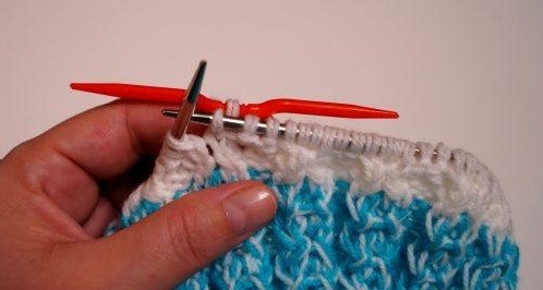 Complete Guide to Knitting a Stylish Baby Hat with Pompom Using Blue and White Yarn Complete Guide to Knitting a Stylish Baby Hat with Pompom Using Blue and White Yarn