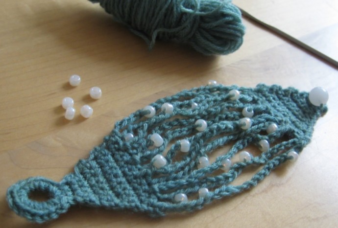 Helping our users. ​Crochet Beaded Bracelet.