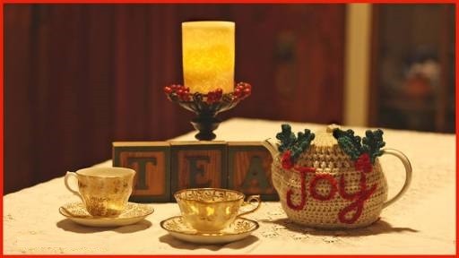 Helping our users. ​Christmas Crochet Teapot Cover.