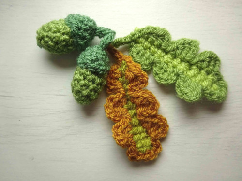 Helping our users. ​Crochet Leaves and Acorns Garland.