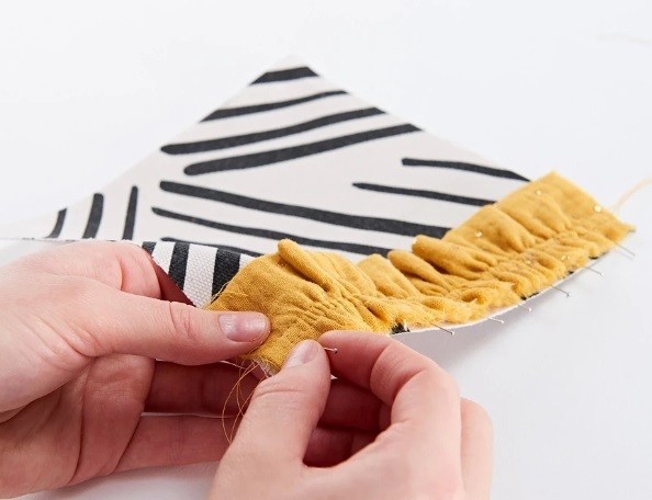 Complete Guide to Creating a Cosmetic Bag with Zipper and Ruffles Complete Guide to Creating a Cosmetic Bag with Zipper and Ruffles