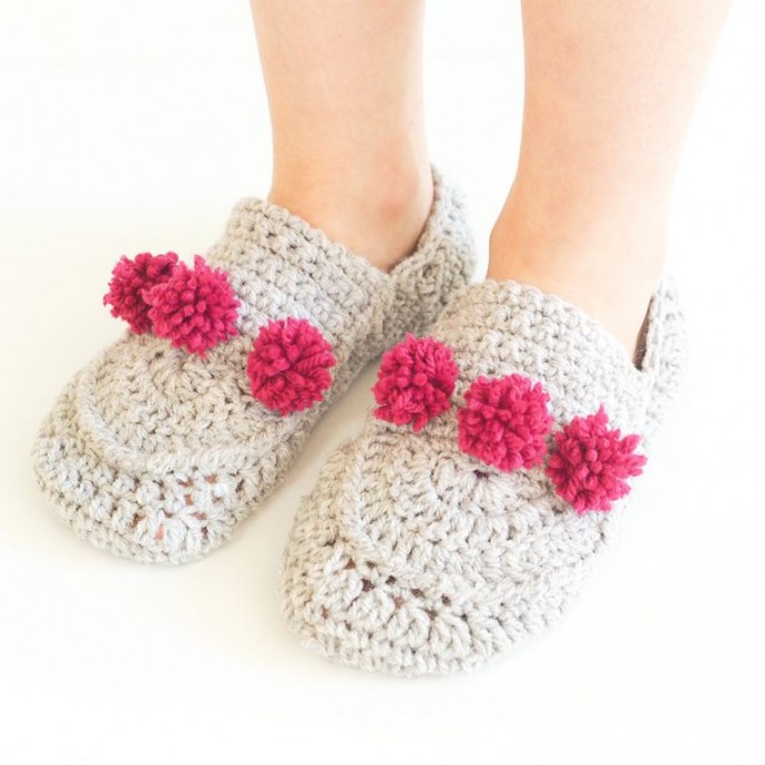 Helping our users. ​Crochet Slippers with Pom Poms.