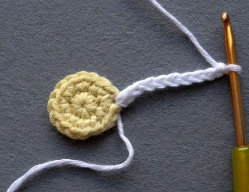 Complete Guide to Crafting Crochet Flowers with Yellow and White Yarn Complete Guide to Crafting Crochet Flowers with Yellow and White Yarn