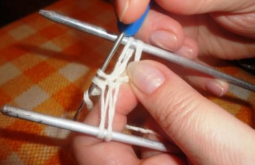 One Stitch Pattern on "U" Piece of Wire One Stitch Pattern on "U" Piece of Wire