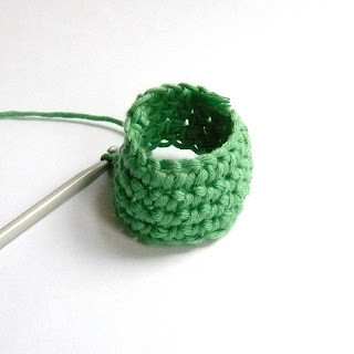 Create a Beautiful Crochet Necklace with Saffron Cotton Yarn: Step-by-Step Instructions