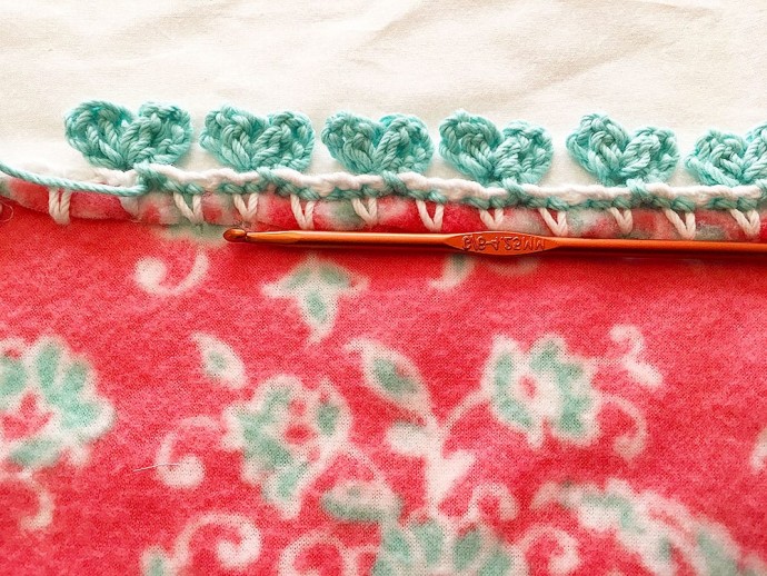 Helping our users. ​Crochet Border of Mini Hearts.