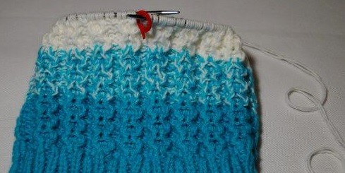 Complete Guide to Knitting a Stylish Baby Hat with Pompom Using Blue and White Yarn Complete Guide to Knitting a Stylish Baby Hat with Pompom Using Blue and White Yarn