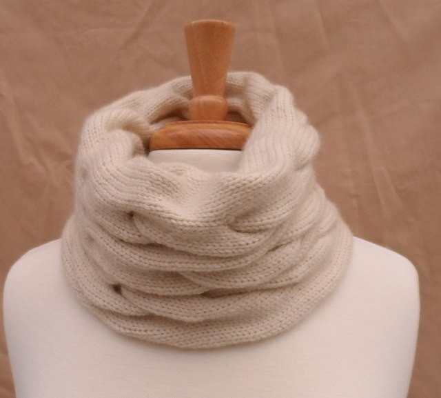 ​Wavy Knit Cowl