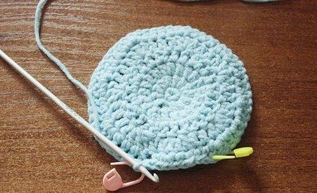 ​Light Crochet Child's Bonnet