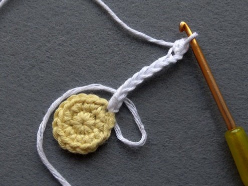 Complete Guide to Crafting Crochet Flowers with Yellow and White Yarn Complete Guide to Crafting Crochet Flowers with Yellow and White Yarn