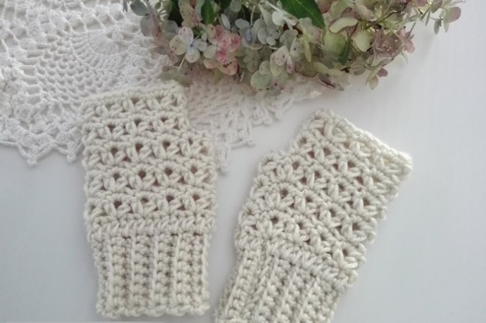 Helping our users. ​White Shells Crochet Fingerless Gloves.