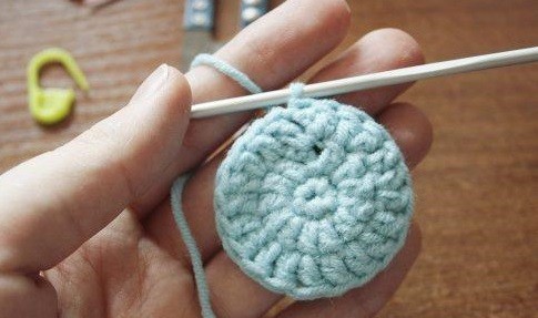 ​Light Crochet Child's Bonnet