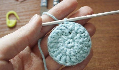 Complete Guide to Crocheting a Beautiful Child's Bonnet with Yarn Complete Guide to Crocheting a Beautiful Child's Bonnet with Yarn