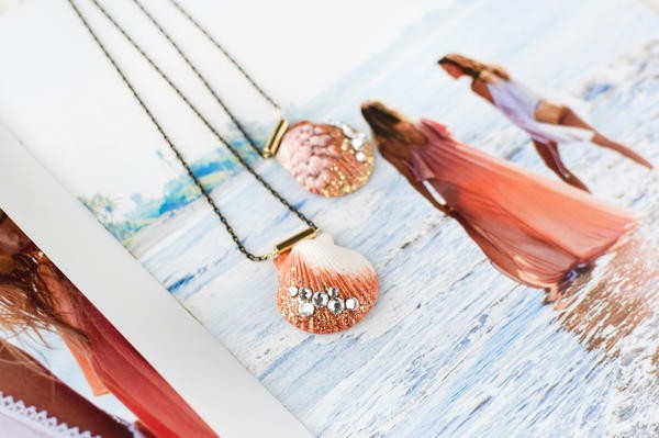 ​Necklace with Sparkling Shell