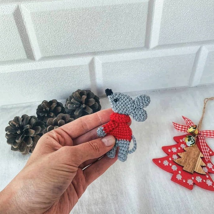 ​Crochet Mouse Brooch