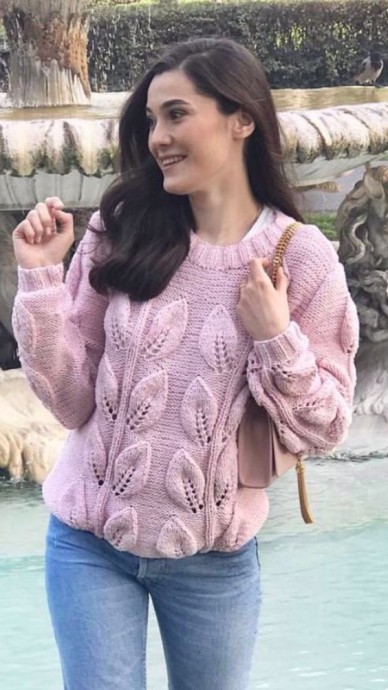 Cozy Sweater with Leaves Pattern