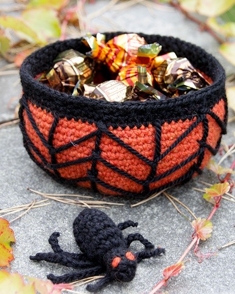 Helping our users. ​Crochet Halloween Basket with a Spider.