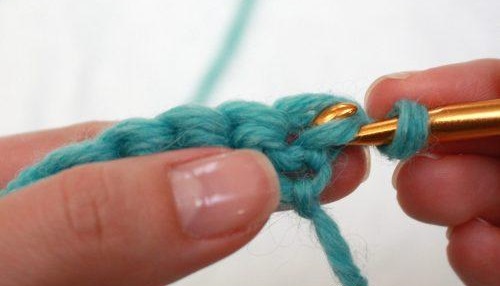 Complete Guide to Creating a Beautiful Handcrafted Scarf with Yarn and Crochet Hooks Complete Guide to Creating a Beautiful Handcrafted Scarf with Yarn and Crochet Hooks