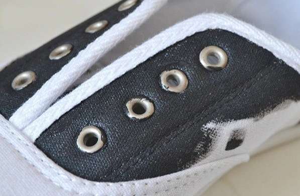 How to Decorate Ordinary Sneakers