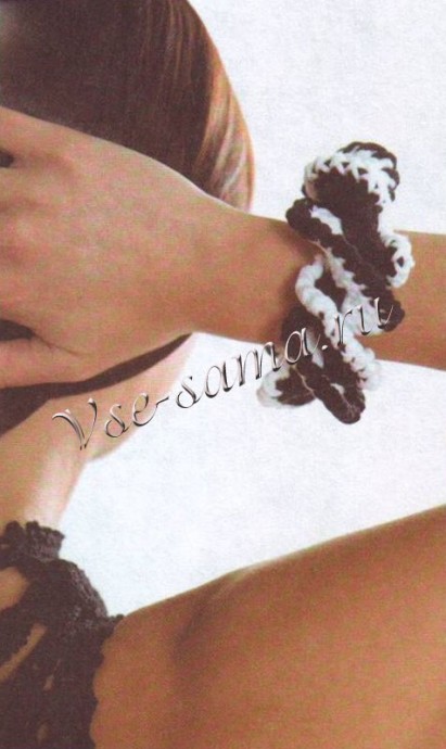 ​Black and White Crochet Bracelet